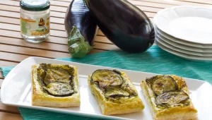 ריבועי בצק עלים עם פסטו פטרוזיליה נענע וחצילים