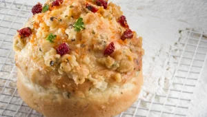 מאפה עגבניות מיובשות בציפוי שטרויזל גבינות ואגוזים