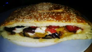 מאפה במילוי חצילים, פלפלים, זיתם וגבינה