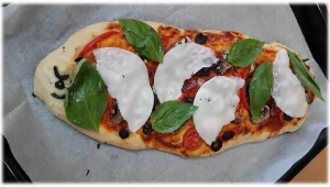 פוקאצ'ה עם פטריות, גבינות ועלי בזיליקום