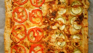 מאפה בצק עלים עם עגבניות