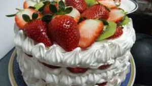 ענני מרנג עם קרם יוגורט פירות יער ותותים