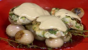 קבב דגים, טחינה לבנה ובצלים מקורמלים