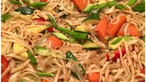 אטריות ביצים מוקפצות עם ירקות בנוסח סיני