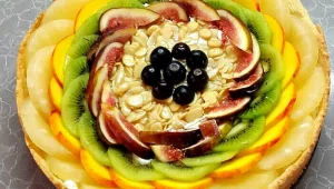 טארט פירות העונה עם קרם וניל