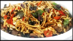 אטריות ביצים עם ירקות מוקפצים