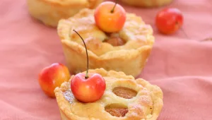 טארטלטי קרם שקדים ודובדבנים