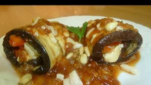 גלילות חציל במילוי גבינת עזים ופלפל אדום ברוטב עגבניות