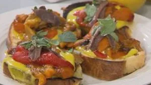 ברוסקטה עם פלפלים קלויים ואיולי