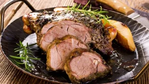 צלעות טלה על תבשיל ירקות ודובדבנים