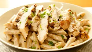 פסטה עם עוף, שרי וצמחי תבלין