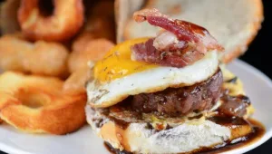 המבורגר עם רוטב מורל