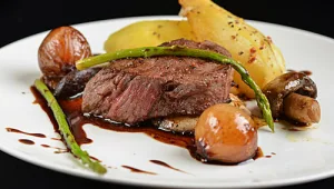 מדליון פילה עם קונפי תפוח אדמה