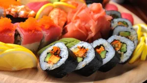 סושי לצד סלט עוף יפני