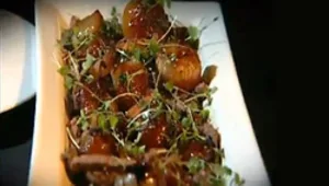 אסקלופ עגל עם בצלצלים ויין אדום