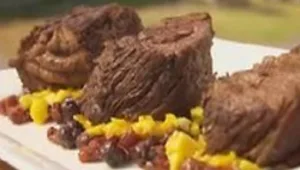 פילה בקר עם סלט פירות אקזוטי