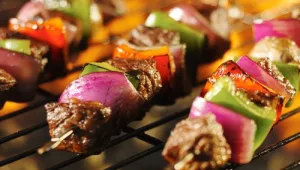 שיפודי פרגיות ופלפלים צבעוניים