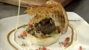 המבורגר בלחמניה וצ`יפס מסולסל