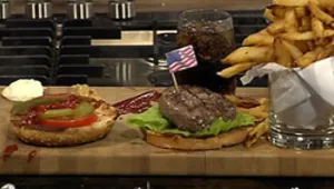 המבורגר ענק עם צ'יפס