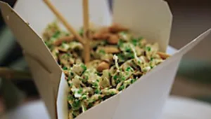 סלט כרוב ועוף תאילנדי