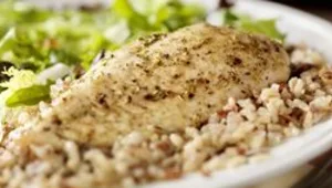 עוף בצמחי תבלין ופתיתים