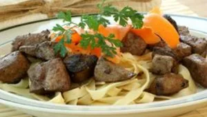 כבדים ופסטה עם שמן זית וסלט עגבניות חריף