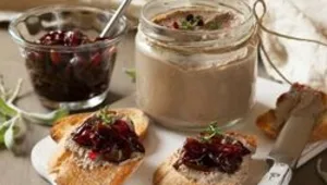 ממרח כבד עם ריבת בצל ויין