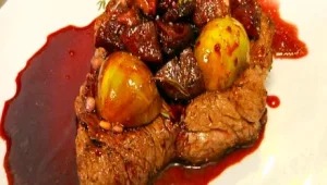 בשר ברוטב תאנים טריות ויין