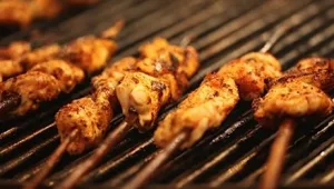 שיפוד עוף מונח על איולי צ'ילי