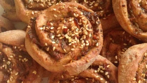 שבלולי שמרים במילוי זיתים, רוקט ועגבניות