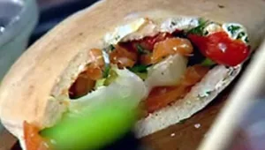 פיתה טרייה מלאה בכל טוב הארץ