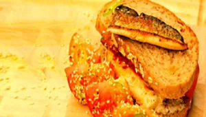 סנדוויץ' דג וחצילים בטחינה