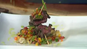 שיפודי רוסטביף וירקות על ברוסקטה