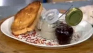 ממרח כבד עם ריבת בצל ויין