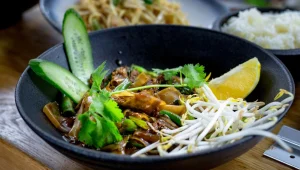 אטריות אורז מוקפצות עם בקר וירקות ירוקים