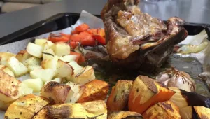 שוק טלה עם ירקות שורש