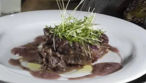 צלי כתף ברוטב יין אדום