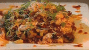 סלמון מונח על תבשיל אורז מהיר ואריסה