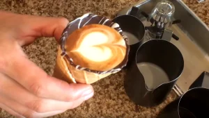 קפוצ'ינו שנמזג לגביע גלידה מתוק