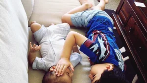 תיעוד מרגש של ילד בן 3 מנחם את אחיו התינוק הגוסס מסרטן