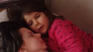 התעוררה ופגשה לראשונה את בתה