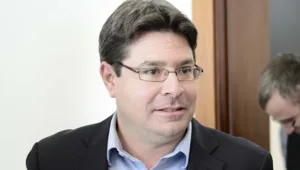 מעבר לקו הירוק