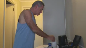 רגע משפחתי: עמית מפנק את רז במלון