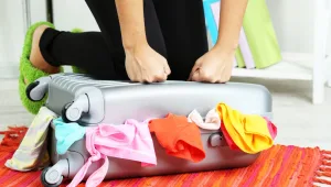 משאירים מקום לקניות: מה באמת צריך לקחת כשאורזים מזוודה לחו"ל?