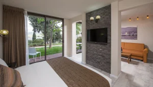 אי שם בצפון: מי החליט שזה המלון של כולנו?