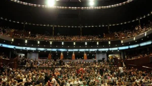 האופרה מעודדת יצירה כחול-לבן