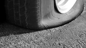 נער בן 13 ניקב את גלגלי הרכב של מורתו