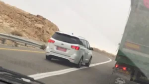 רכב משטרתי חוצה קו הפרדה