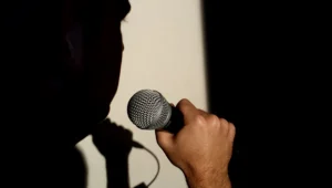 זמר מוכר חשוד בתקיפת בת זוגו