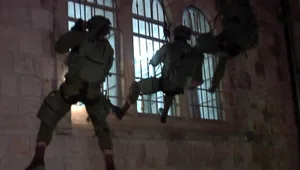 פשיטה על בית וחילוץ חטופים